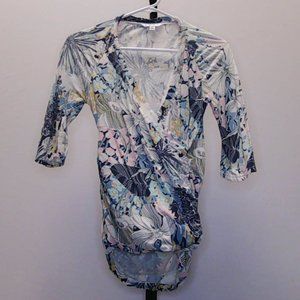 CAbi Women's Blue & Pink Floral Patterned Wrap Top